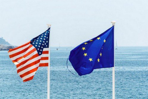 Fahnen der EU und der USA